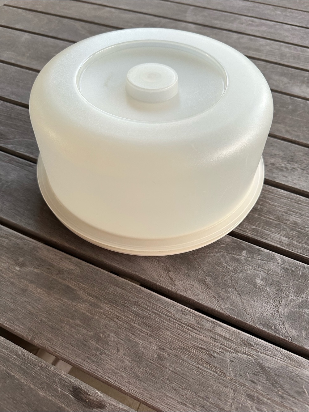 Tupperware Cream Cake Carrier with Center Lift Knob